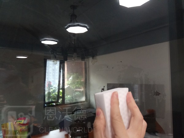 玻璃上的污漬怎用什么去除呢？玻璃上有水垢怎么辦？